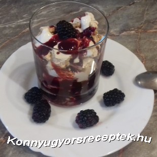 Habcsókos pohár desszert szeder öntettel