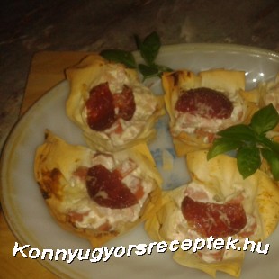 Szalámis rétes kosárka gazdagon Szalámis rétes kosárka gazdagon